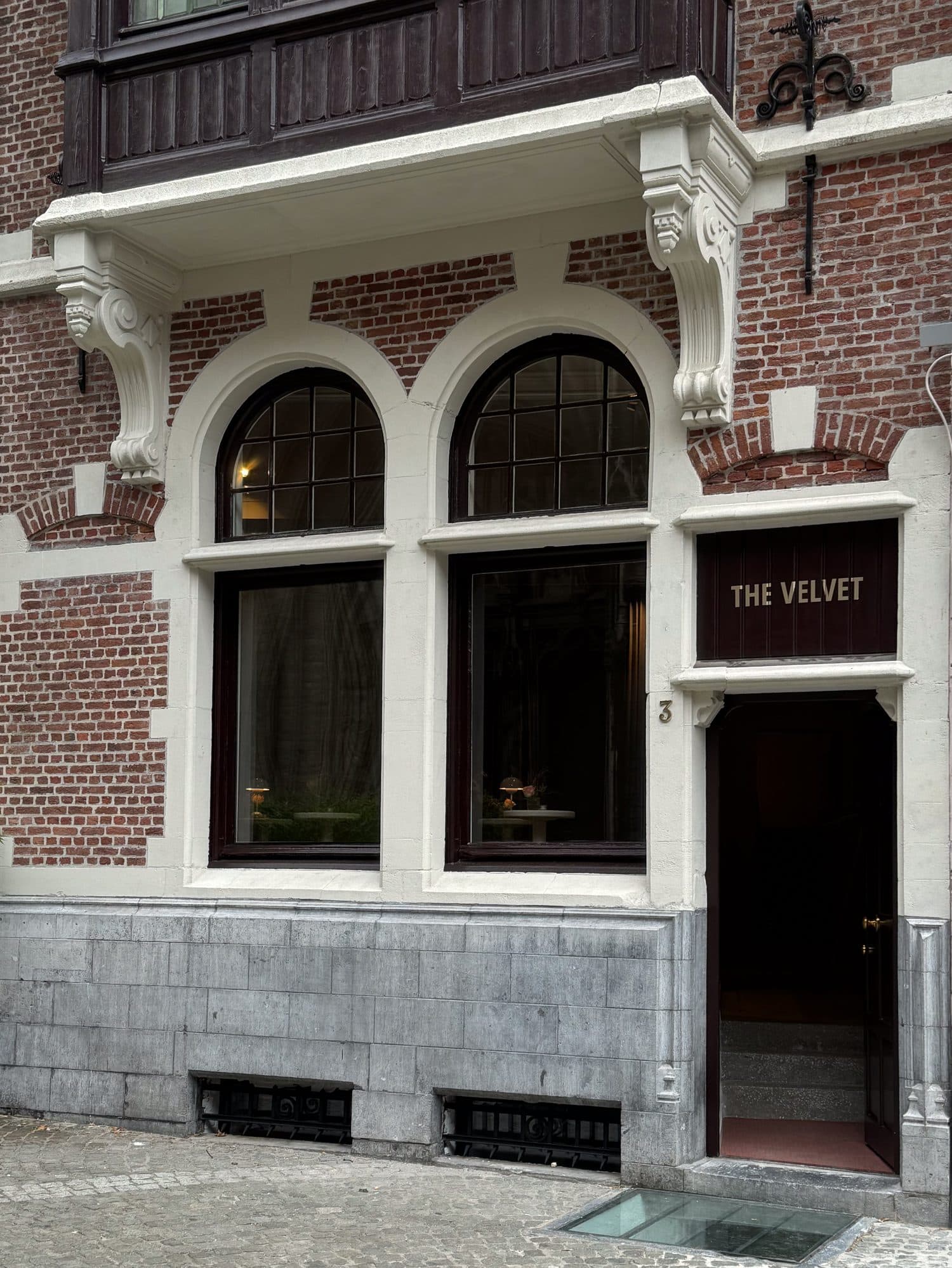 De begane-grondentree met boogramen
